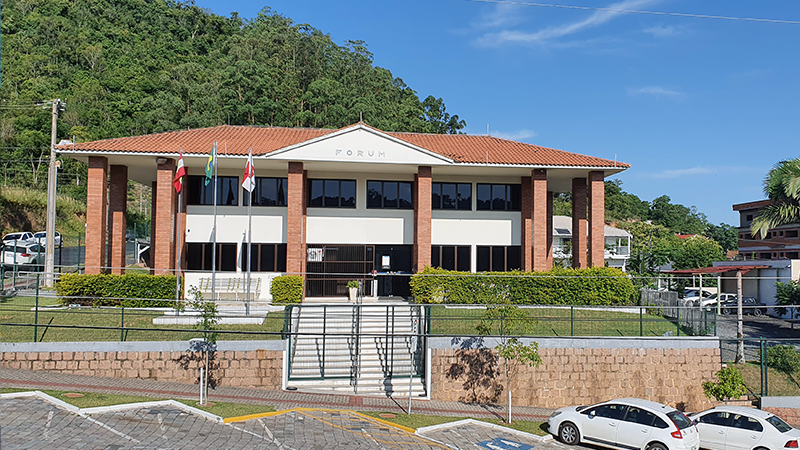 Foto da fachada do prédio da comarca de Ituporanga