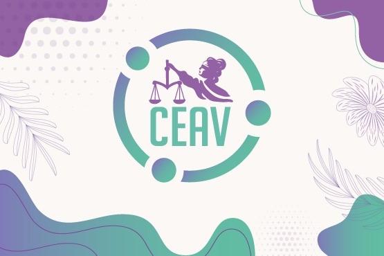 Ao centro da imagem está o logo da CEAV, que é composto pelos elementos da justiça e pela sigla “CEAV” envoltos em um círculo, o qual três bolas são igualmente distantes ao redor da haste da circunferência. O fundo são flores roxas diversas espalhadas e elementos gráficos modernos abstratos que variam da cor verde e roxa.