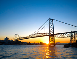 Ponte Hercílio Luz com pôr-do-sol ao fundo