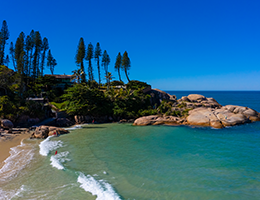 Foto do costão esquerdo da praia da Joaquina