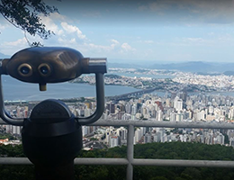 Mirante do Morro da Cruz com vista do centro da cidade, das pontes e parte do continente