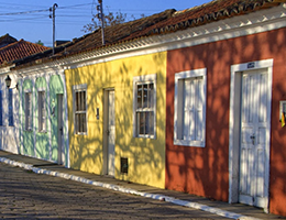 Casas típicas coloridas do Ribeirão da Ilha