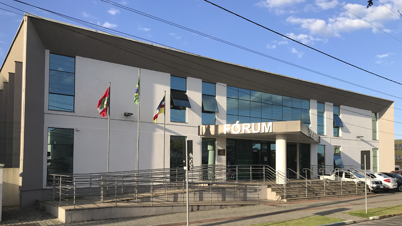 Foto da fachada do prédio da comarca de Araranguá