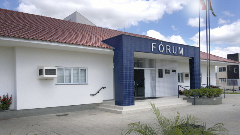 Foto da fachada do prédio da comarca de Camboriú
