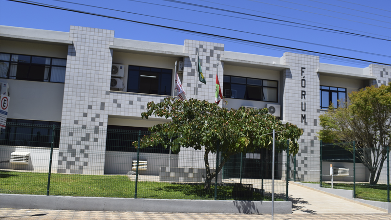 Foto da fachada do prédio da comarca de Curitibanos