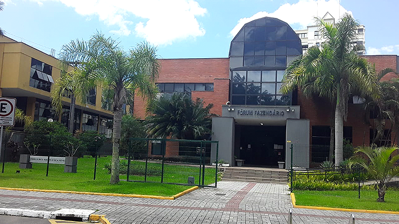 Foto da fachada do prédio da comarca de Blumenau - Fórum Fazendário
