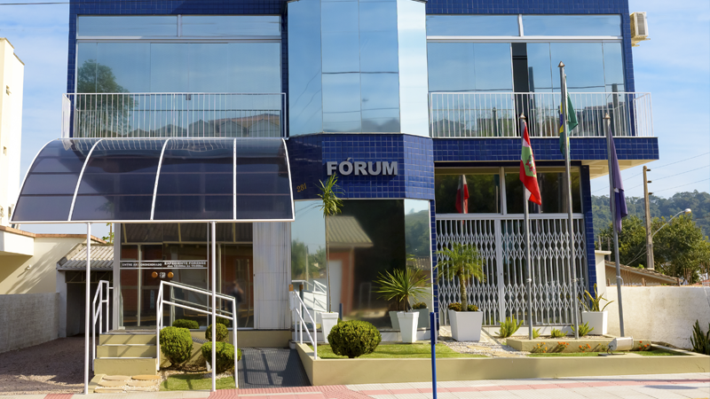 Foto da fachada do prédio da comarca de Meleiro