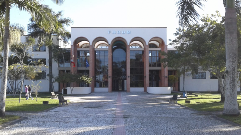 Foto da fachada do prédio da comarca de Tubarão