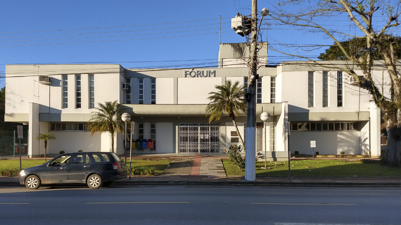 Foto da fachada do prédio da comarca de Urussanga