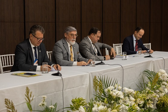 Mesa composta por coordenador do Cojepemec, diretor-executivo da AJ, presidente do Fonaje e palestrante do dia