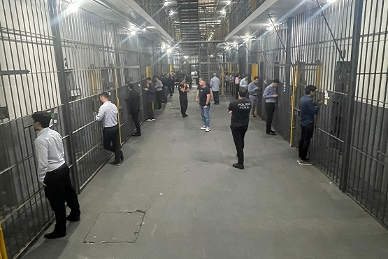 Juízes inspecionam penitenciária sob olhar dos policiais penais