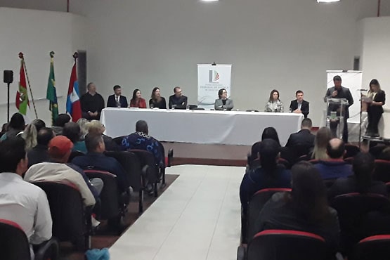 Cerimônia de distribuição de títulos de propriedade em Porto Belo reuniu autoridades e beneficiados