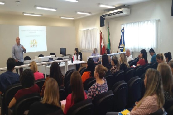 Magistrado palestra em sala repleta de integrantes da rede de proteção infantojuvenil de Balneário Piçarras