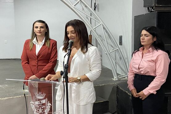 Servidora ocupa tribuna em solenidade para falar ao público sobre alcance do programa "Ponte para o Diálogo"