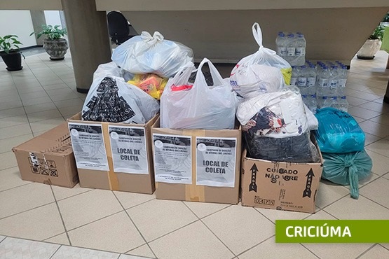 Foto de donativos no ponto de coleta em Criciúma