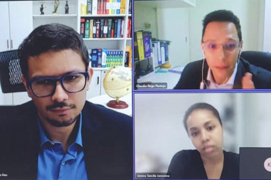 Captura de tela de uma reunião online, com 3 pessoas, sendo 2 homens e 1 mulher.