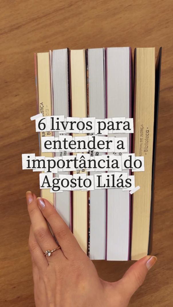 Mão de mulher segurando seis livros que estão à disposição para empréstimo na Biblioteca do TJSC
