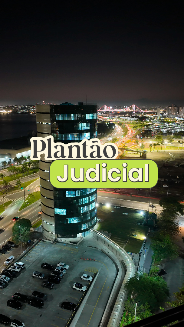 Vídeo de imagem aérea de drone, feita em timelapse, mostra em sequência a sede do TJSC, o Fórum Desembargador Eduardo Carneiro da Luz e a Ponte Hercílio Luz com o pôr do sol ao fundo