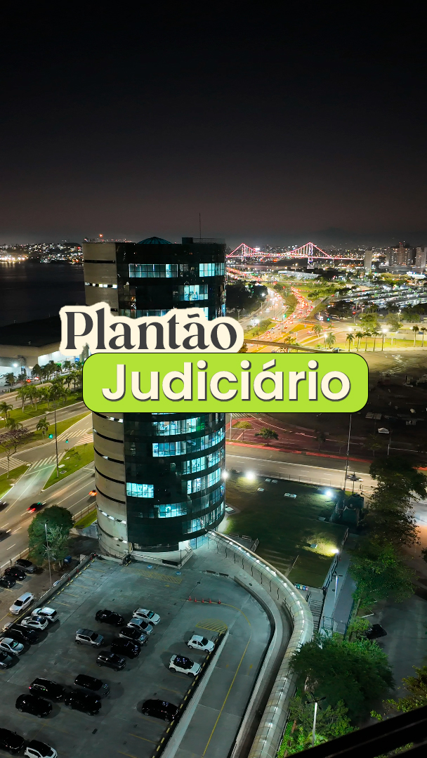 Imagem externa do TJSC, com o prédio do Fórum da Capital em destaque e o texto Plantão Judiciário.
