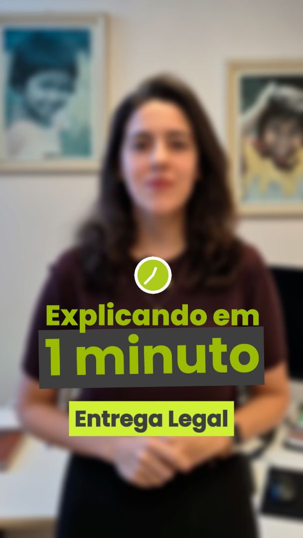 Servidora do TJSC explicando o que é o programa Entrega Legal e como ele funciona