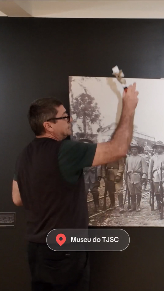 Imagem da exposição antiga do museu do TJSC sendo retirada