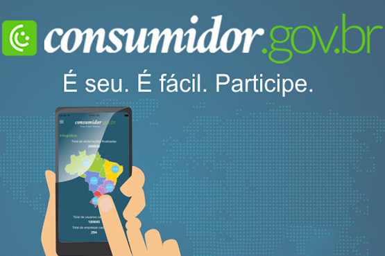 Imagem com fundo azul e à frente mãos utilizando um celular com o mapa do Brasil na tela e o seguinte texto acima:  Consumidor ponto gov ponto br. É seu. É fácil. Participe.