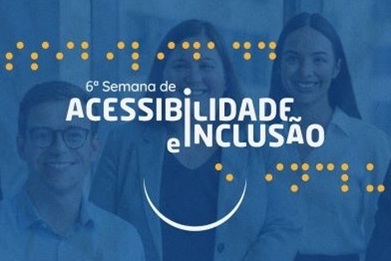 Banner alusivo à sexta semana de acessibilidade e inclusão com este texto sobre uma foto azulada com três pessoas.