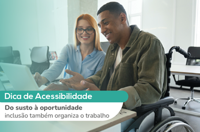Dicas de acessibilidade - Do susto à oportunidade: inclusão também organiza o trabalho. Homem negro cadeirante em frente à tela de um computador com uma mulher ruiva e de óculos ao seu lado. Os dois sorriem.