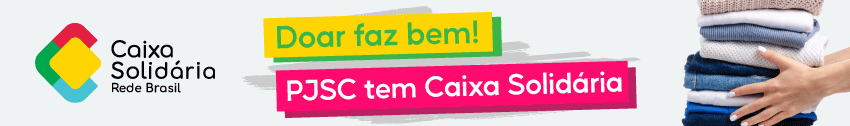 Caixa Solidária Rede Brasil Doar faz bem! PJSC tem Caixa Solidária. No canto direito, mãos segurando uma pilha de roupas dobradas.
