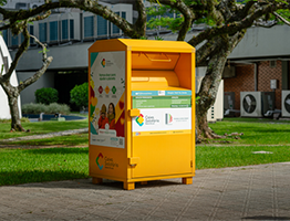 Caixa solidária localizada na calçada do estacionamento do TJSC.