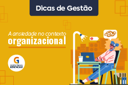 Banner com fundo amarelo escuro. Na lateral direita a ilustração de mulher sentada à uma mesa de escritório com computador e luminária