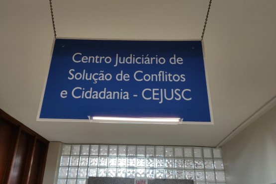 Placa do Centro Judiciário de Solução de Conflitos e Cidadania - CEJUSC.