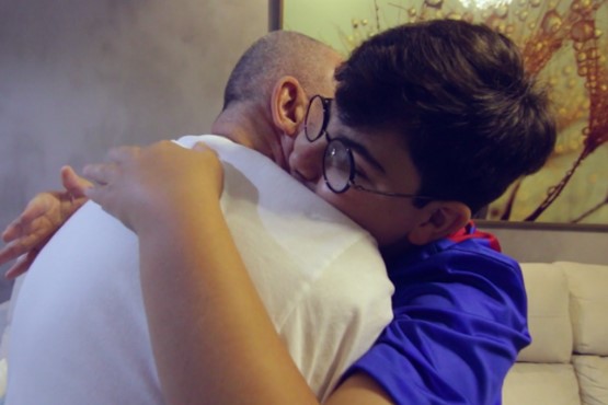 Léo abraçando seu pai. 