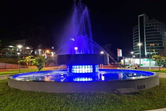 fonte do TJSC iluminada em azul