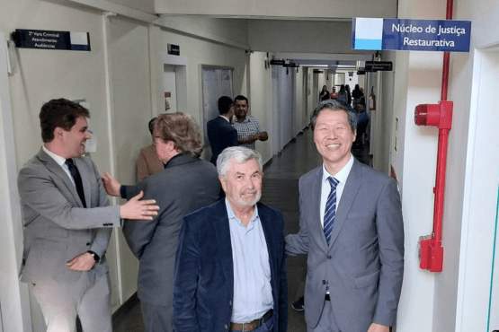 Juiz Alexandre Takaschima à direita.