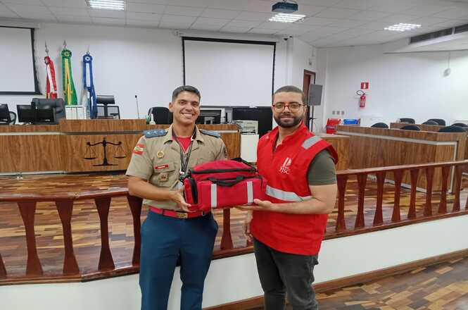 Oficial da Assessoria do Corpo de Bombeiros Militar do TJ faz entrega de kit de primeiro socorros para servidor do Fórum de Joinville