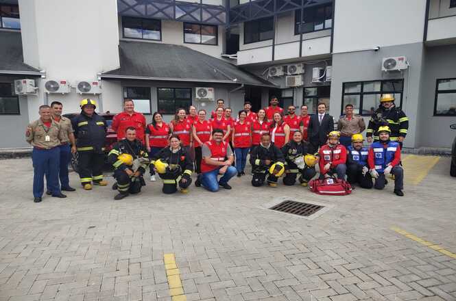 Assessoria do Corpo de Bombeiros Militar do TJSC e brigadistas voluntários que participaram do simulado de evacuação em Joinville posam para foto