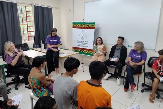 Apresentação da cartilha sobre a Lei Maria da Penha em guarani na aldeia de Imaruí