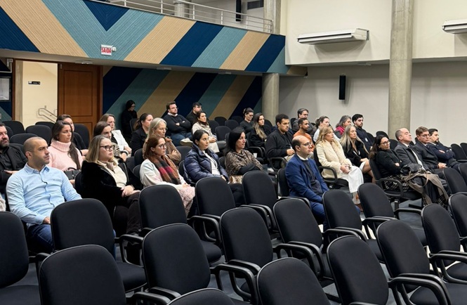 Foto horizontal: participantes acompanham apresentações em auditório durante evento promovido pelo Poder Judiciário, voltado ao aperfeiçoamento profissional e à troca de experiências entre magistrados e servidores.
