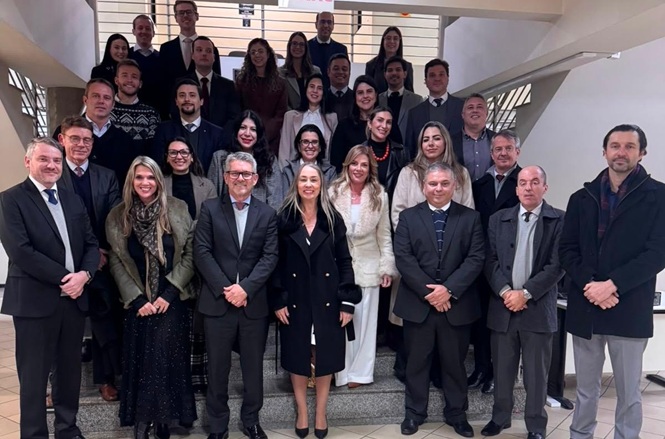 Foto horizontal: magistrados, servidores e colaboradores posam para fotografia oficial ao fim de encontro promovido pela Corregedoria-Geral da Justiça, em momento de integração institucional.