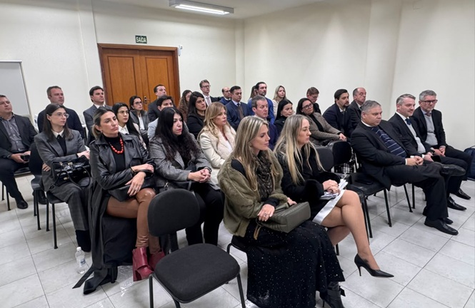 Foto horizontal: magistrados, servidores e colaboradores acompanham apresentações durante encontro promovido pela Corregedoria-Geral da Justiça, em atividade voltada ao alinhamento institucional e ao aperfeiçoamento dos serviços judiciais.