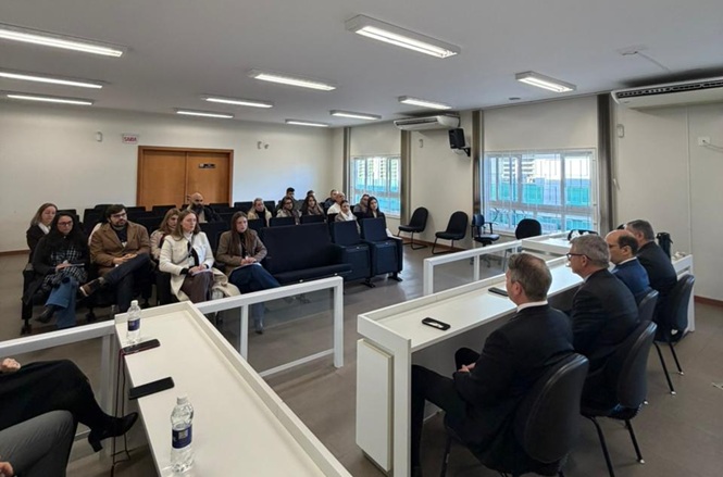 Foto horizontal: magistrados e servidores participam de encontro da Corregedoria-Geral da Justiça.