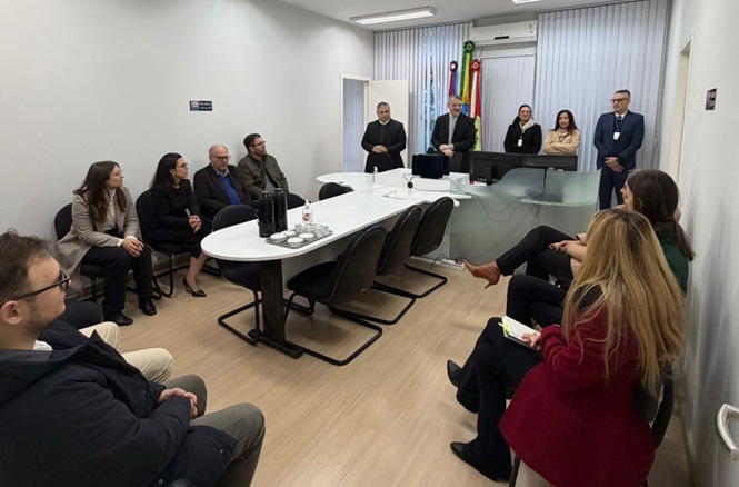 Foto horizontal: representantes da Corregedoria-Geral da Justiça conduzem reunião com magistrados e servidores.