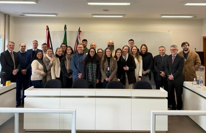 Foto horizontal: magistrados, servidores e colaboradores posam para foto ao final de encontro promovido pela Corregedoria-Geral da Justiça.