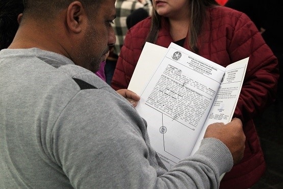 Homem analisa escritura recém entregue.