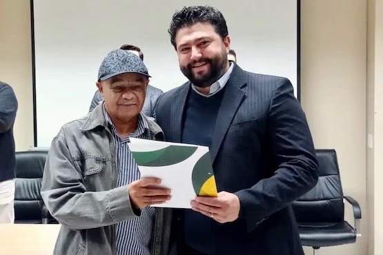 Entrega de escritura no Salão Nobre da Prefeitura de Brusque.