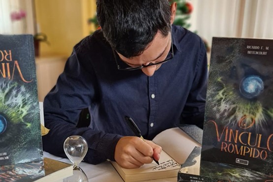 Ricardo Bittencourt assinando seu livro. 