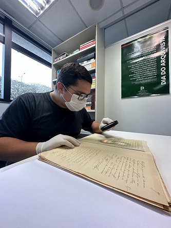 leitura de documento antigo utilizando lupas, máscara e lupa. 