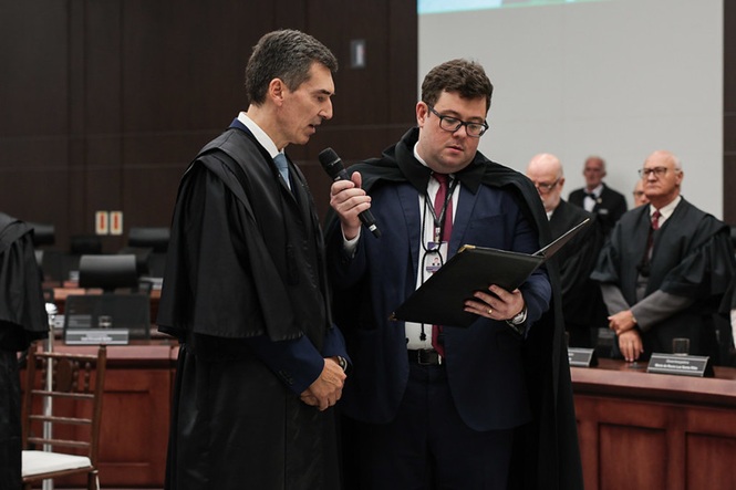 O dsemebargador empossado Andreas Eisele, fazendo juramento em plenário.
