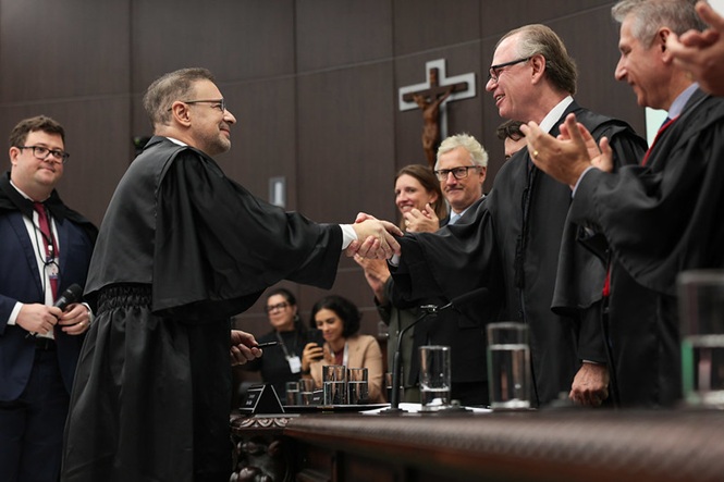 Desembargador Silvio Franco, cumprimentando o Presidente do TJSC Rubens Schulz, em cerimônia de posse.